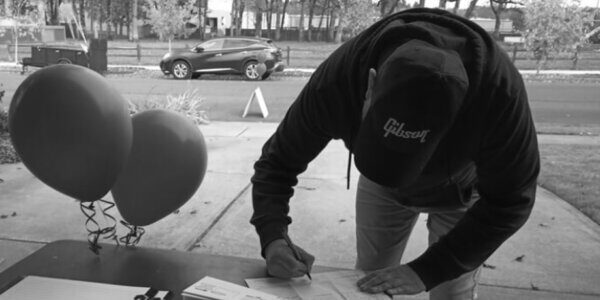 petition-signature-gatherer-600×317